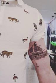 Armi del ragazzo della barca a vela del tatuaggio sull'immagine nera grigia del tatuaggio della barca a vela