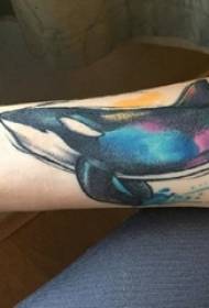 Hình xăm cá voi cậu bé cá voi trên cánh tay