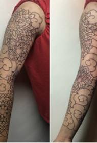 Mkono rahisi wa tattoo ya kijana juu ya picha nyeusi ya tattoo
