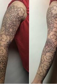 Eenvoudige lijn tattoo jongen arm op zwarte bloem tattoo foto