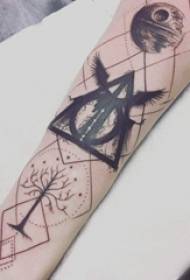 Geometric tattoo maitiro musikana ruoko pane geometry uye mutsara tattoo mufananidzo