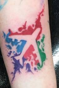 Рука дівчини татуювання літака на кольоровому малюнку татуювання літака