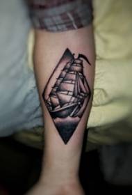 Lenggang tattoo gambar panangan budak lalaki di rhombus sareng gambar tato layar kapal layar