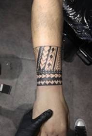 Lahi nga tattoo nga litrato nga lahi nga yano nga linya nga tato nga itom nga panit sa panit sa bukton nga sumbanan sa tattoo