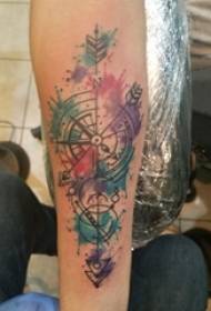 Braccio dello studente maschio della bussola del tatuaggio sull'immagine del tatuaggio della bussola