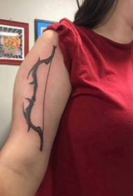 Gadis pola tato busur dan panah dengan gambar tato busur dan panah hitam