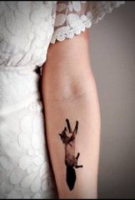 Татуировка ръка момиче момиче черна ръка лисица татуировка снимка на ръката