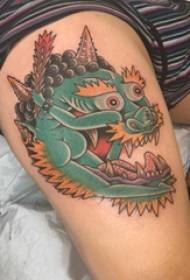 Djevojka za ruku s tetovažom slavina na slici tetovaže u boji slavine