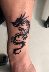 Ruka tetovaža slika dječakova ruka na slici tetovaže crnog zmaja