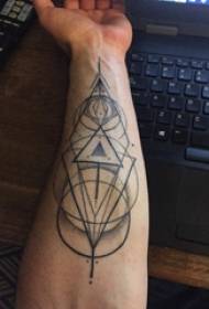 Braț școlar model de tatuaj cu flori geometrice pe imagine de tatuaj geometric negru