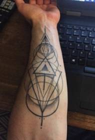 Bracciu di scola di mudellu di tatuaggi di fiori di scultura geometrica nantu à una stampa di tatuatu geometricu neru
