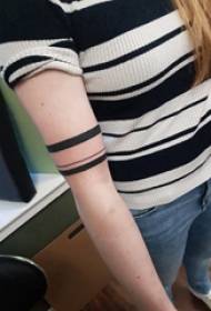 手臂紋身材料女孩手臂上黑色臂章紋身圖片