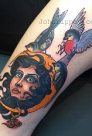 Doble brazo tatuaje chica figura y pájaro tatuaje foto en brazo