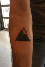 Triangle tattoo nga paghulagway sa lalaki nga bukton sa estudyante sa itom nga mountain tattoo nga litrato