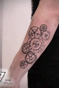 Bras d'étudiant mâle de tatouage mécanique sur l'image de tatouage de vitesse noire