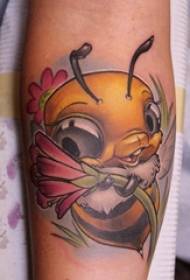 Tätowierungskarikaturmädchen mit Blumen und Bienentätowierungsbildern auf Arm