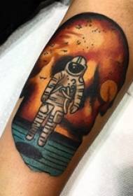 Tattoo karaktera mêr a totem mêr li ser wêneya tattooê astronautê rengîn