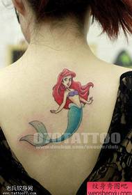 Барвисті татуювання русалки на спині жінки поділяються татуюваннями