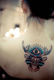 immagine del tatuaggio di personalità dell'alce con tre occhi di bellezza
