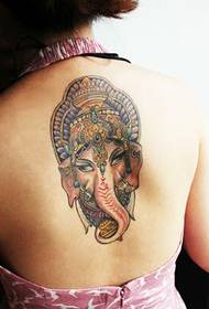 Chica de moda de personalidad se ve bien como la imagen del tatuaje de Dios