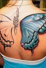 la ragazza sostiene l'immagine realistica del modello del tatuaggio della farfalla 3D