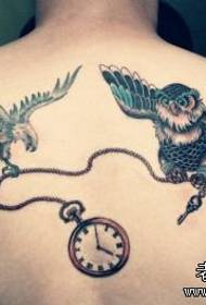 Zréck hännegen Adler mat engem Eegelen Tattoo Muster