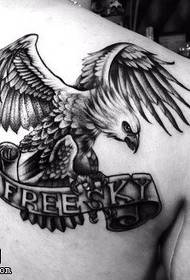 задній орел татуювання візерунок