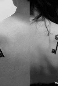 Tatuaggio chiave totem di coppia dall'aspetto piacevole sul retro