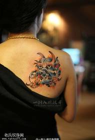 Spettacolo di tatuaggi, raccomandare un modello di tatuaggio drago posteriore femminile