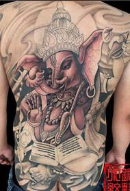 Modello classico del tatuaggio del dio elefante bianco e nero sul retro del ragazzo