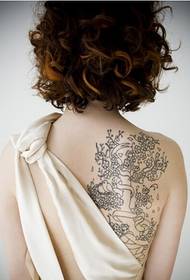 le ragazze appoggiano solo una bella immagine del modello del tatuaggio del pesco