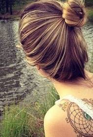 Európske dievčatá späť farebné alternatívne abstraktné obrázky tetovania