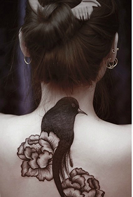 mujer espalda personalidad moda completo negro peonía flor cuervo tatuaje