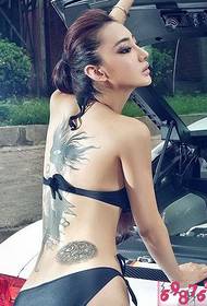 Sexy krása zadní osobnosti tetování