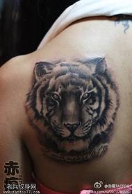 Uzorak tetovaže glave na leđima tigra
