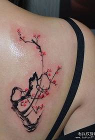 Hermoso tatuaje de ciruela de niña hermosa en la espalda