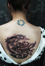 bella schiena bella immagine del modello del tatuaggio fenice