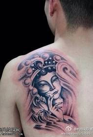 Ziedu tetovējuma aizmugurē darbojas tetovējumu šovs