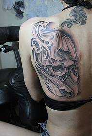 Moterų nugaros tatuiruotes dalijasi tatuiruočių parduotuvė