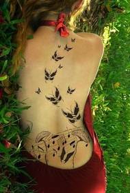 móda ženy späť krásne krásne tóny a kvetinové tetovanie
