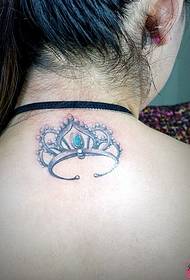 tytöt takaisin muoti hyvännäköinen kruunu tatuointi malli kuva