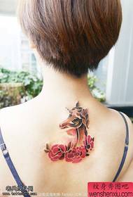 Woman kumbuyo zokongola unicorn rose tattoo chithunzi