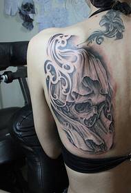 slika ženskog leđa modna lubanja tetovaža uzorak slika