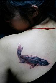 Imagen femenina atractiva del modelo del tatuaje del calamar de la parte posterior de la mujer