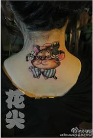 Simpatičen mačji vzorec tatoo na hrbtni strani deklice