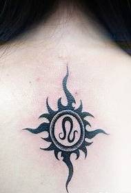 piccola immagine fresca del modello del tatuaggio del totem del sole posteriore