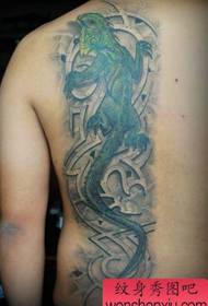 Man terug een gekleurd hagedis tattoo patroon