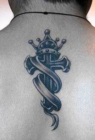 uomo dietro il classico tatuaggio a croce
