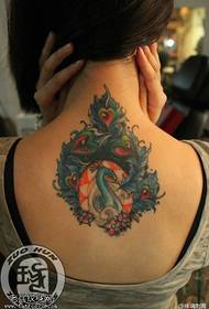 Женска гръбна цветна паунова татуировка модел