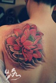 Τα τατουάζ της γυναίκας με τα πίσω χρώματα του lotus μοιράζονται το περίπτερο Tattoo Pavilion